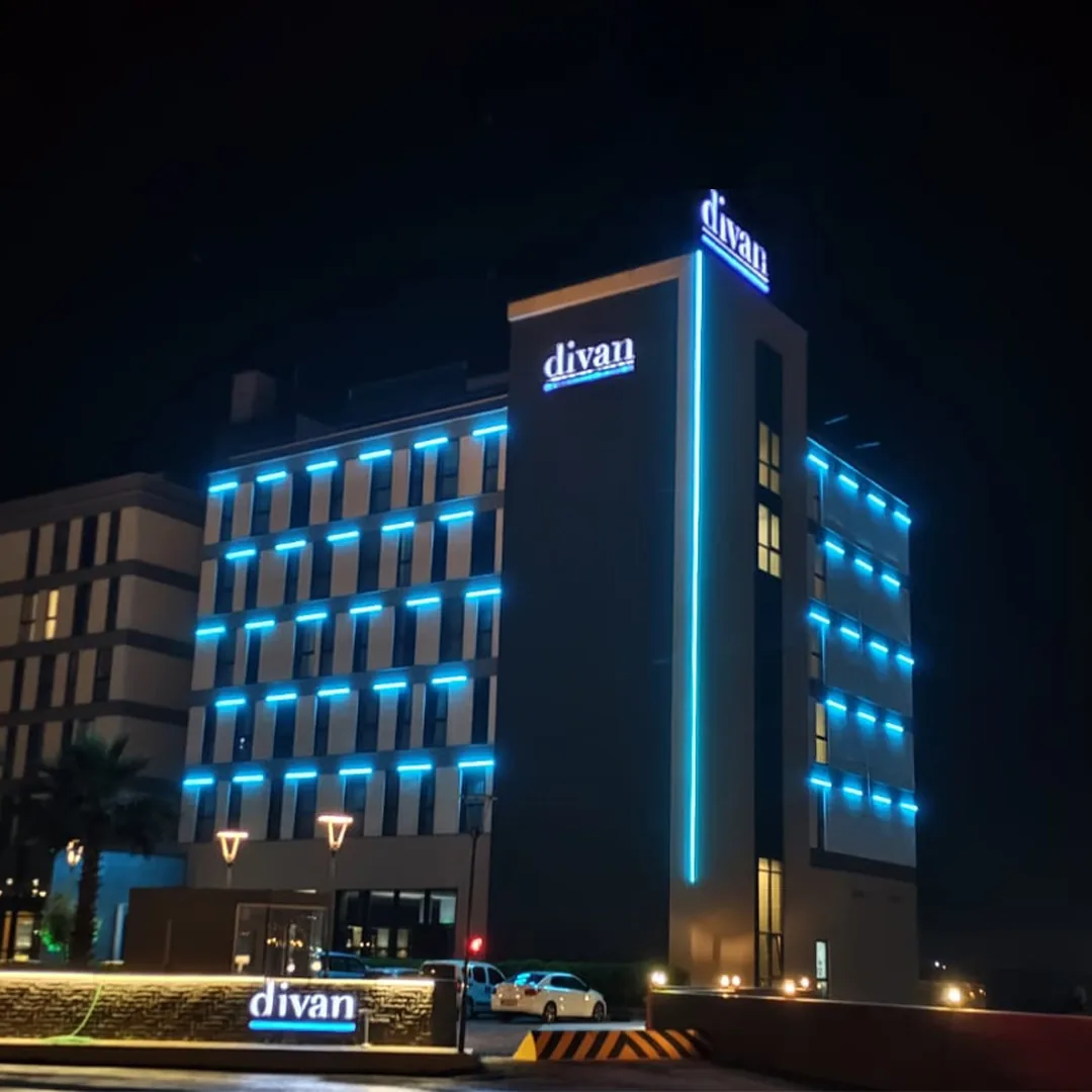 Divan Otel dış cephe LED aydınlatma yakın planı