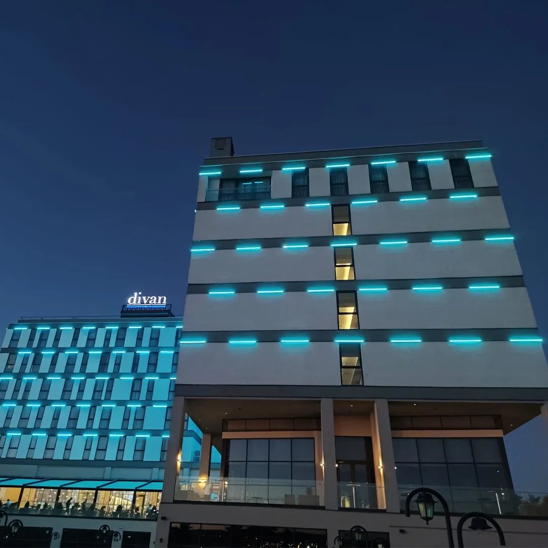 Divan Otel mimari cephe aydınlatma ışık etkisi