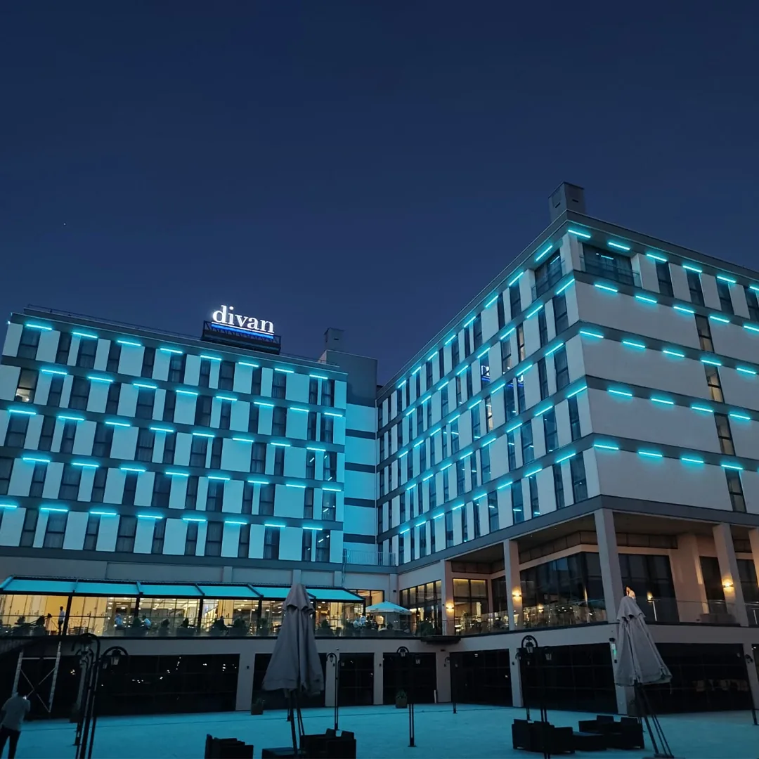 Divan Otel cephe LED animasyon uygulama görünümü