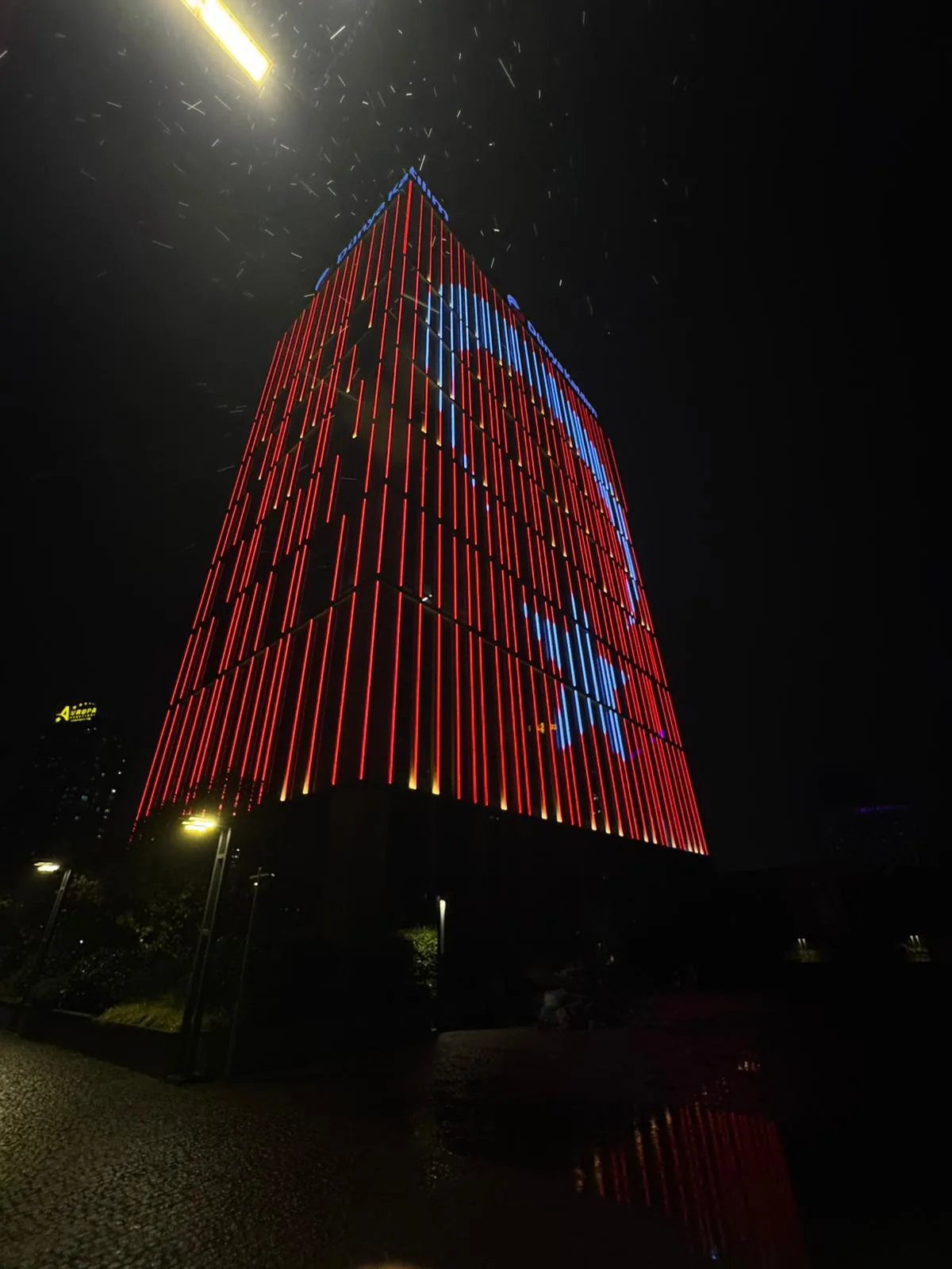 Dünya Katılım dış cephe LED aydınlatma detayı