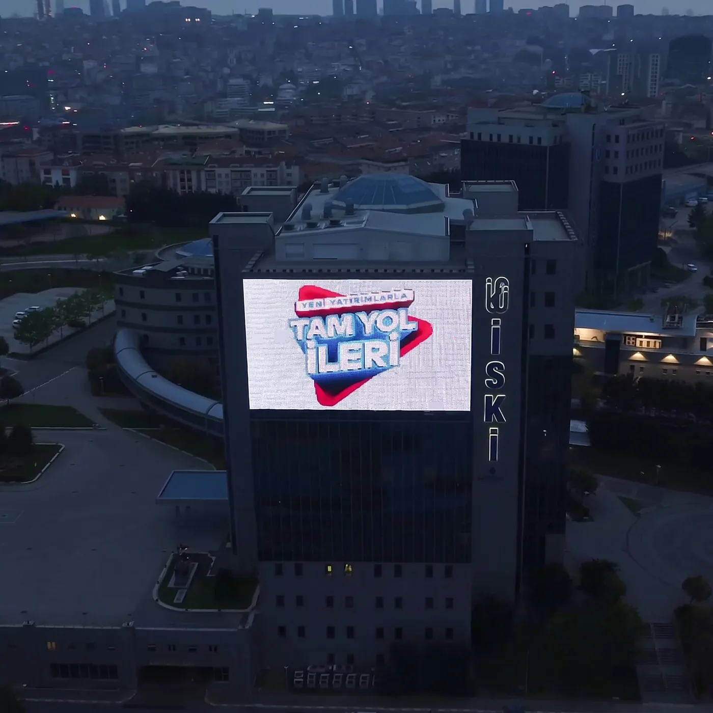 İSKİ Genel Müdürlüğü cephesindeki Poipix Mini ekranda kamu duyurusu