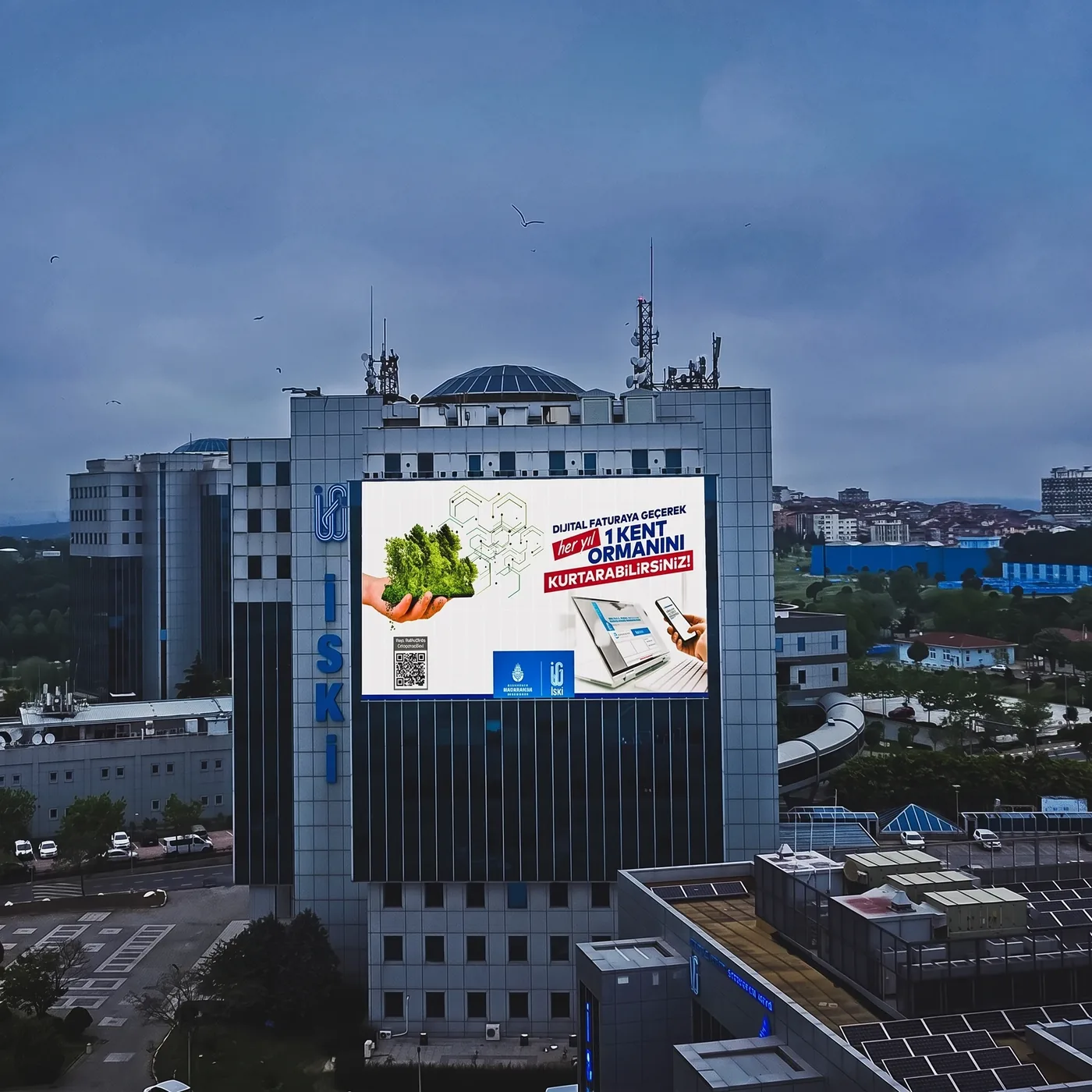 İSKİ Genel Müdürlüğü binası ve cephedeki büyük ölçekli LED medya ekranı