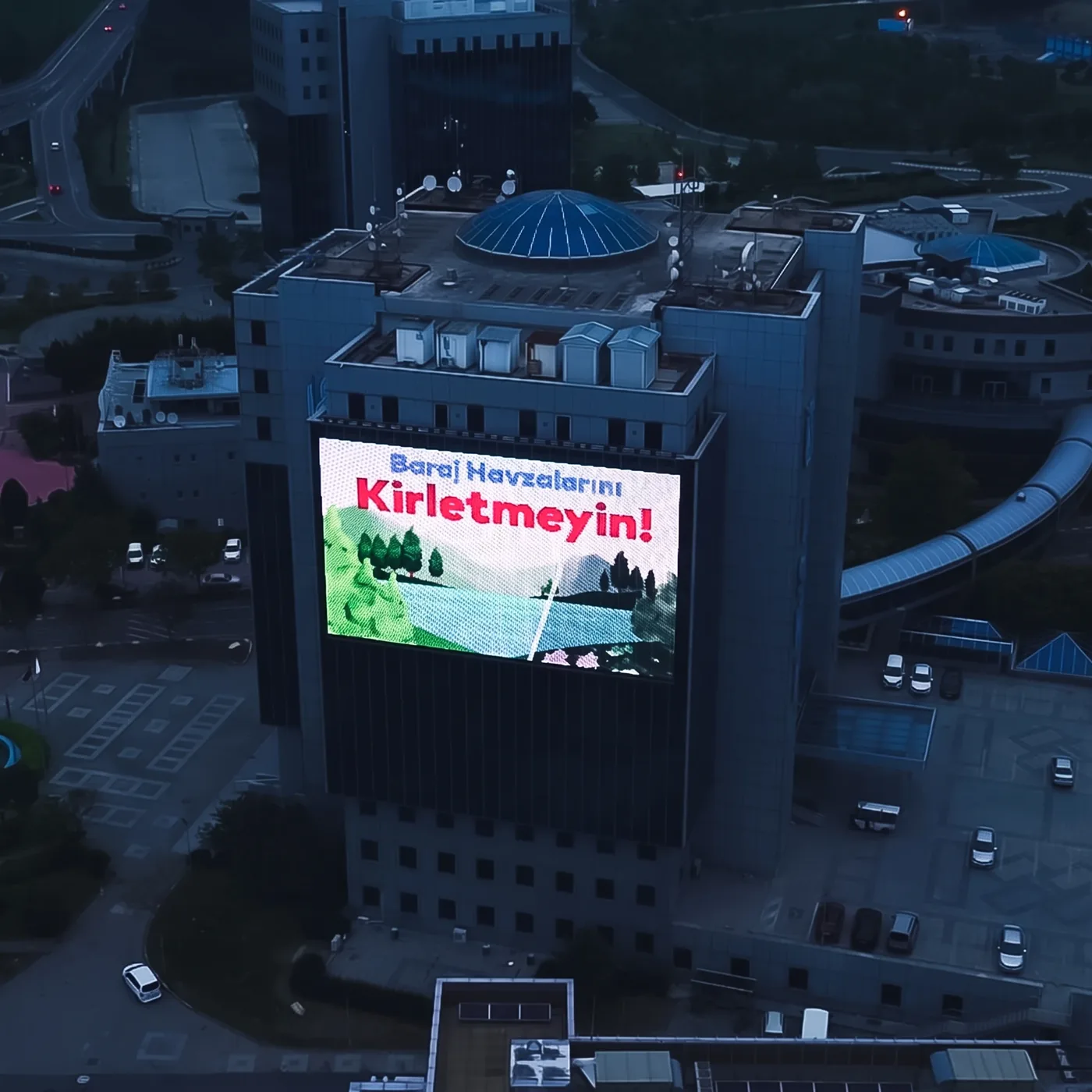 İSKİ Genel Müdürlüğü binasında Poipix Mini medya ekranı, havadan görünüm