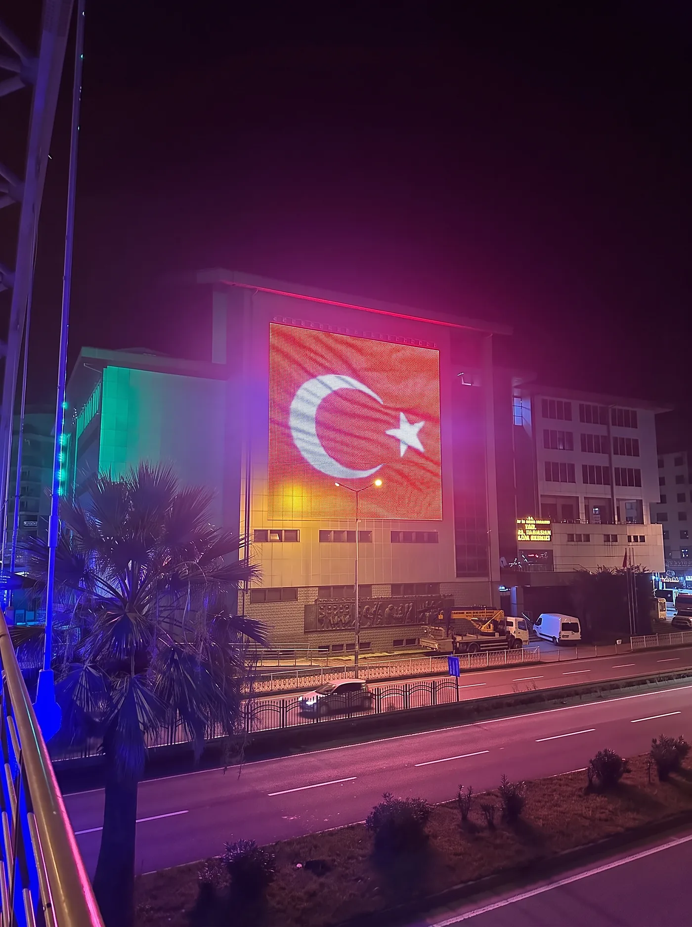İsmail Kahraman Kültür Merkezi medya cephesinin gece görünümü