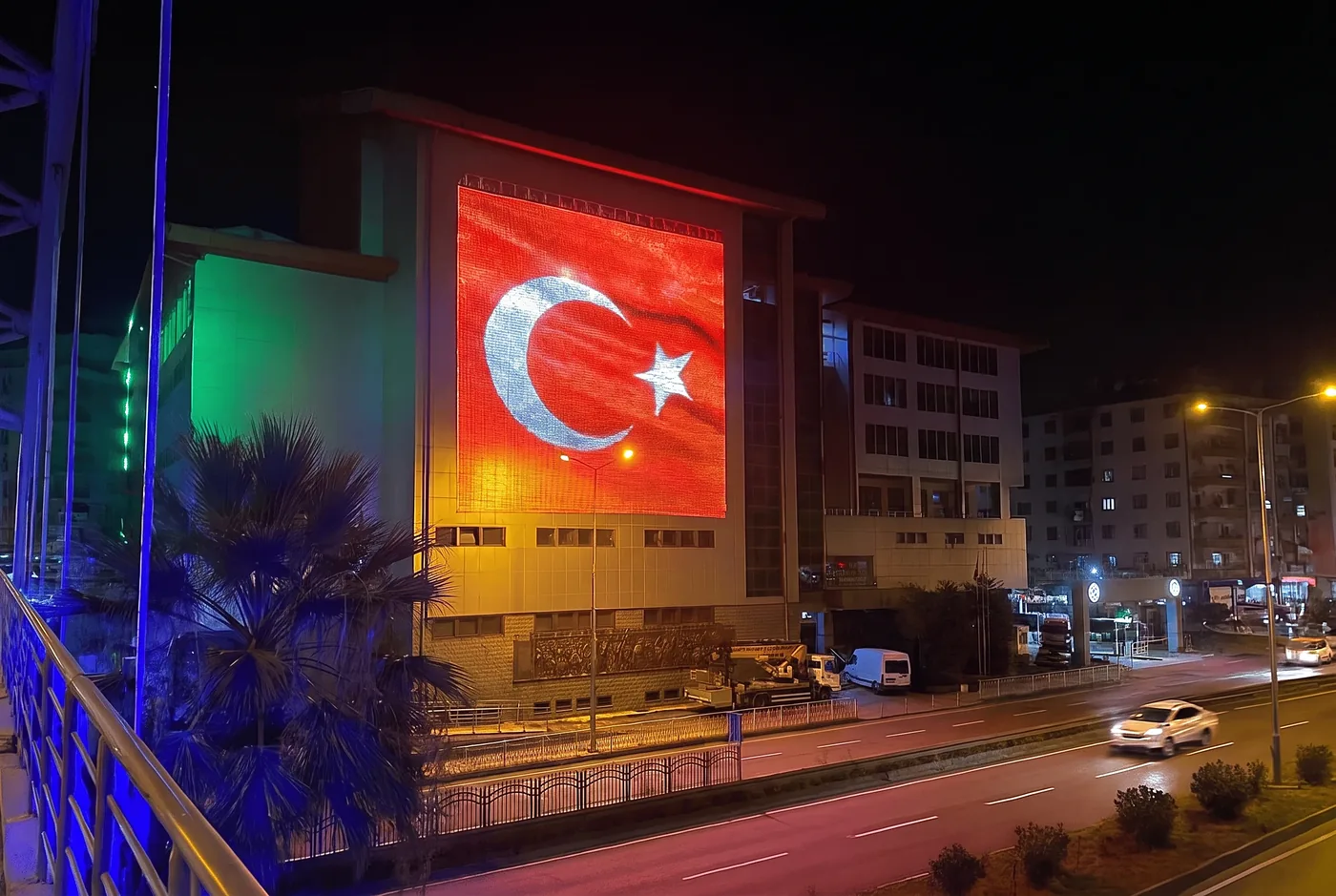 İsmail Kahraman Kültür Merkezi cephesinde Poipix Mini ile Türk bayrağı, gece