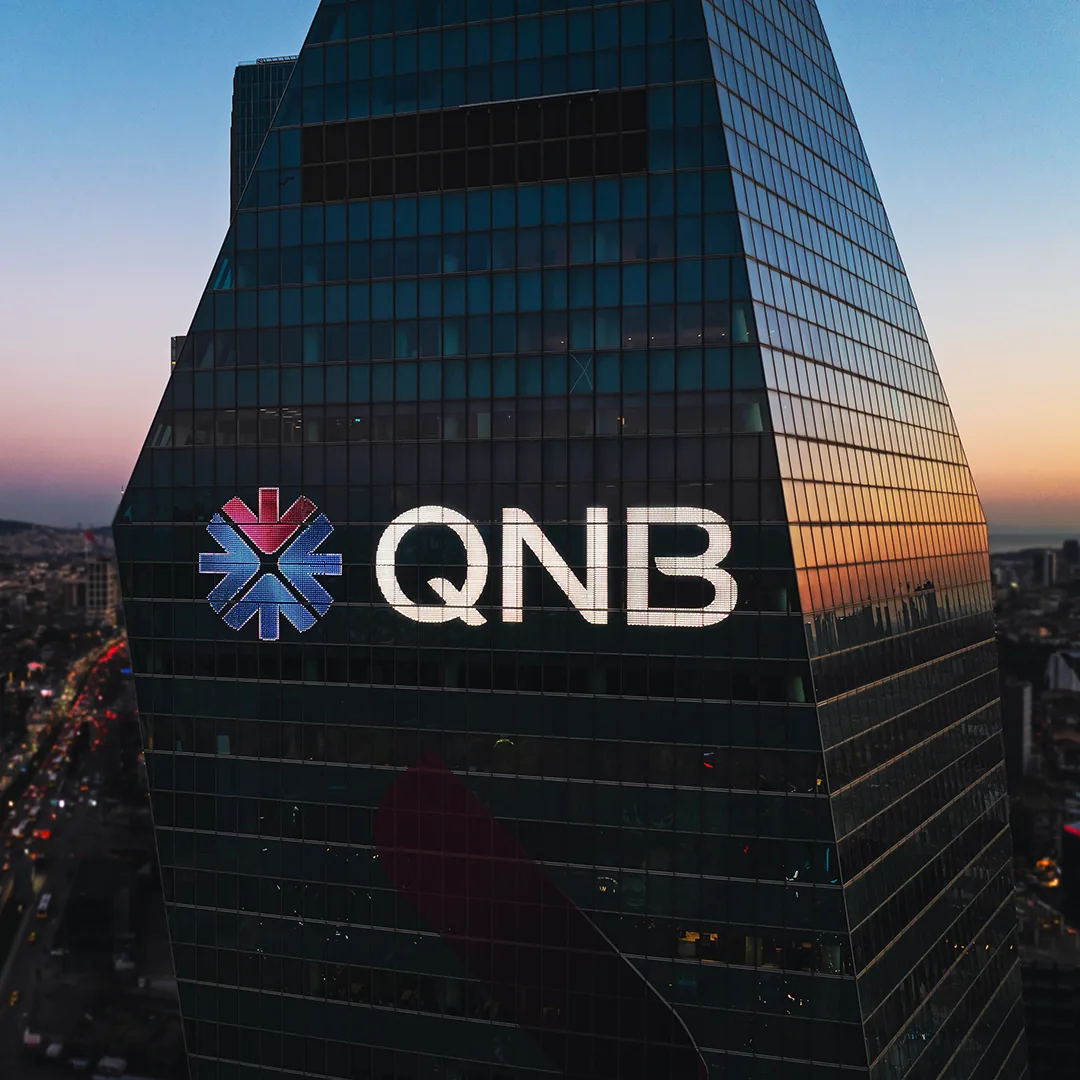 QNB Genel Müdürlük binasında piksel kontrollü cephe LED detayı