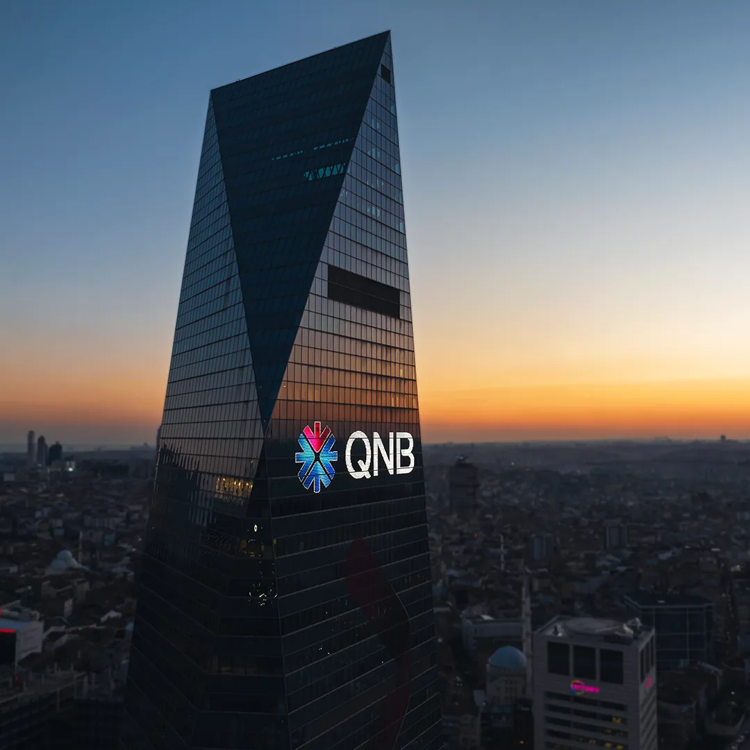QNB Genel Müdürlük dış cephe LED aydınlatma yakın planı