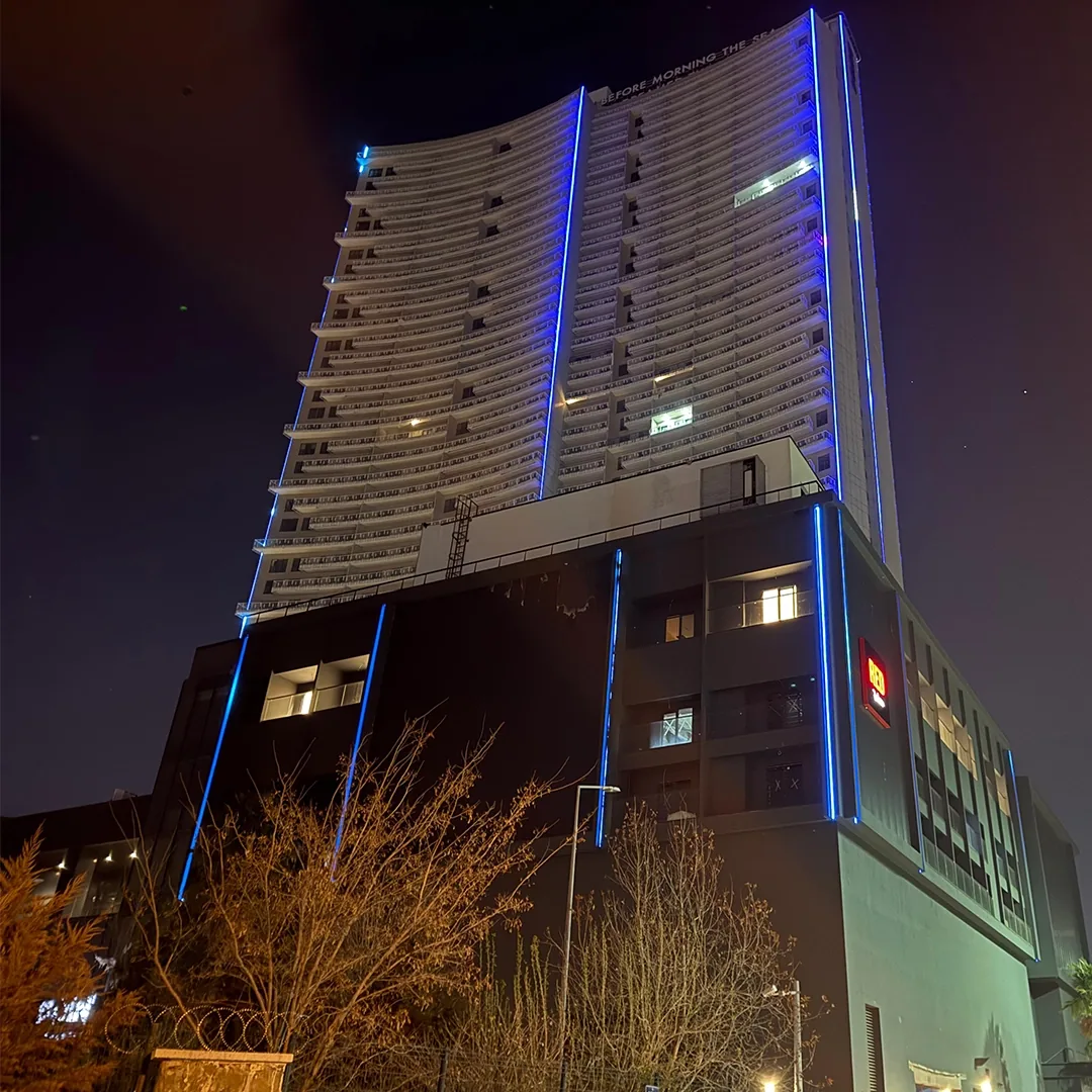 Radisson Blu dış cephe LED aydınlatma yakın planı