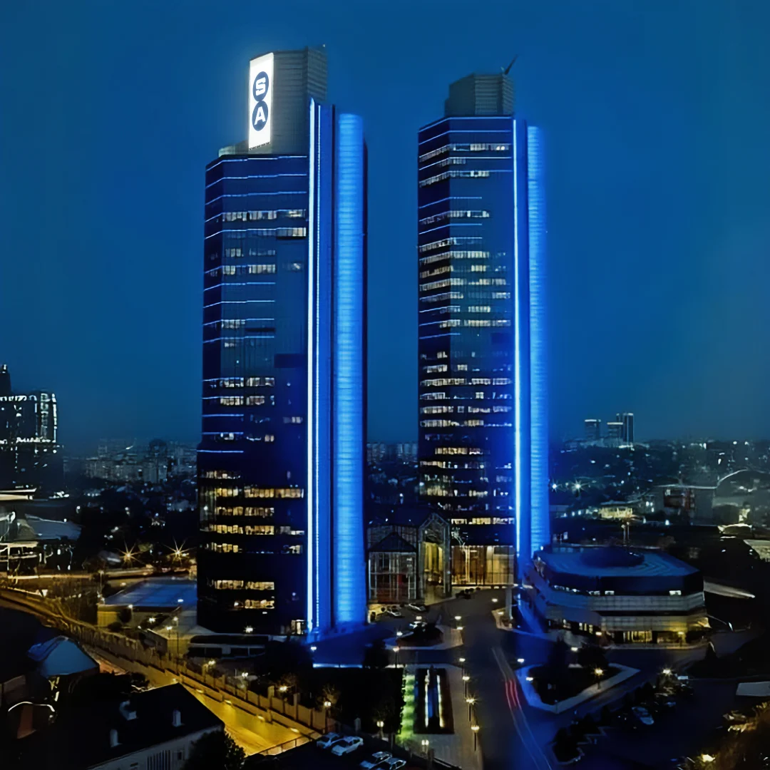Sabancı Center dikey hatlarında piksel LED aydınlatma