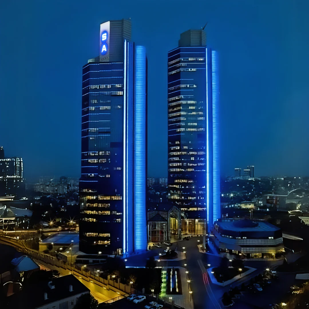 Sabancı Center ikiz kulelerinin gece siluet görünümü