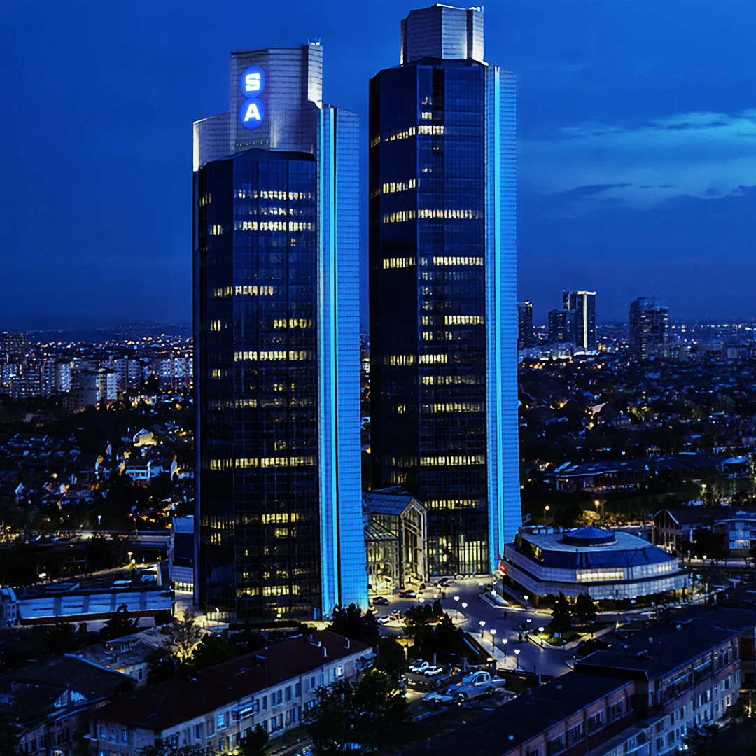 Sabancı Center ikiz kulelerinde Poipix Mini cephe aydınlatması, gece