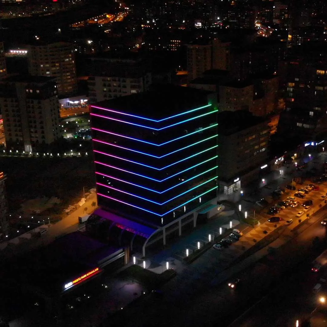 Skytech Genel Müdürlük dış cephe LED aydınlatma detayı