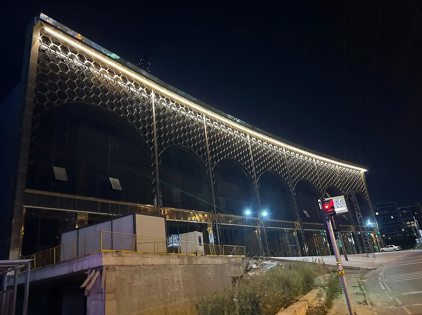 Som Yapı kavisli çatı hattında Skyliner ve cephe örgüsünde Meshliner
