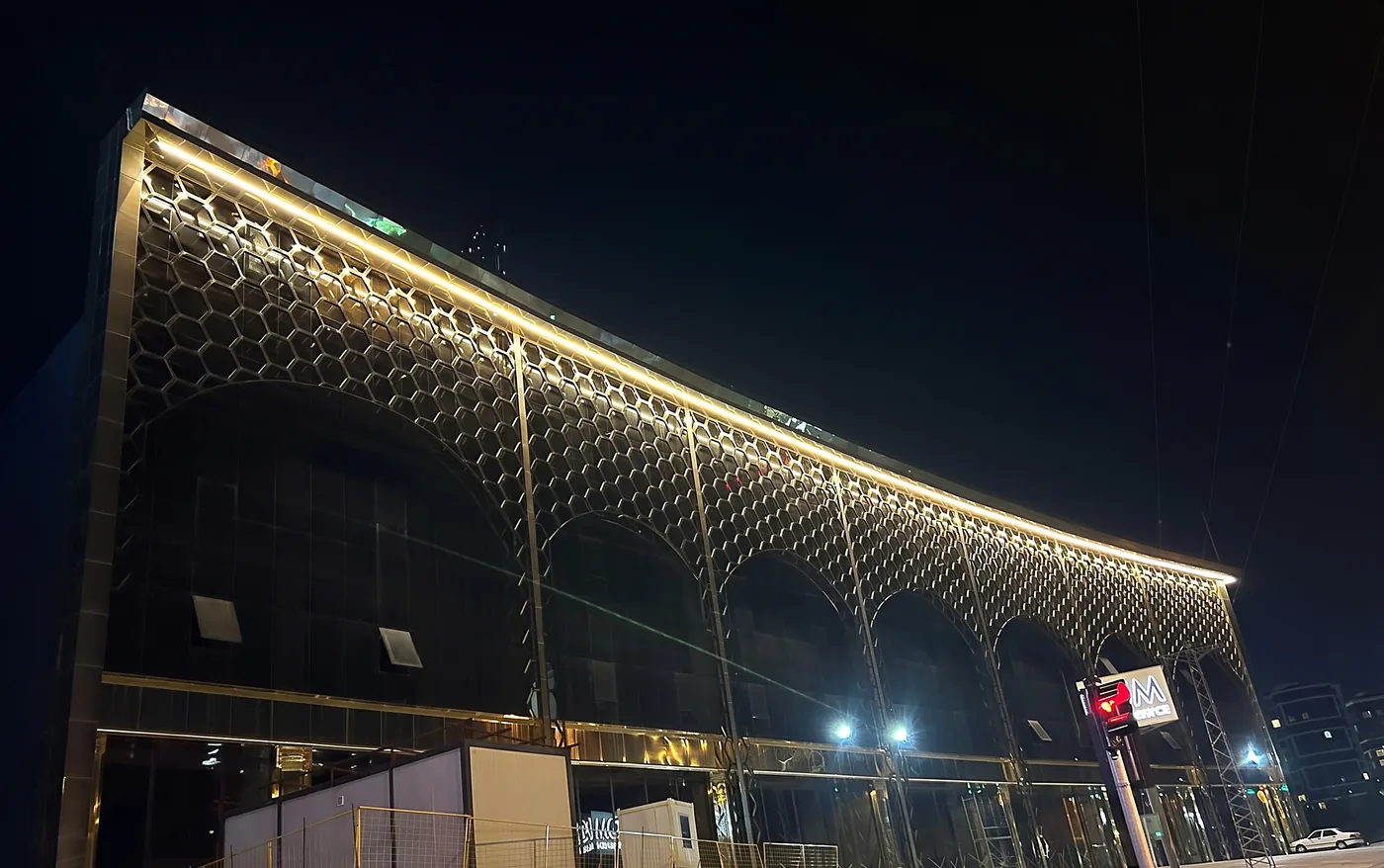 Som Yapı binasında Meshliner ve Skyliner cephe aydınlatması, gece