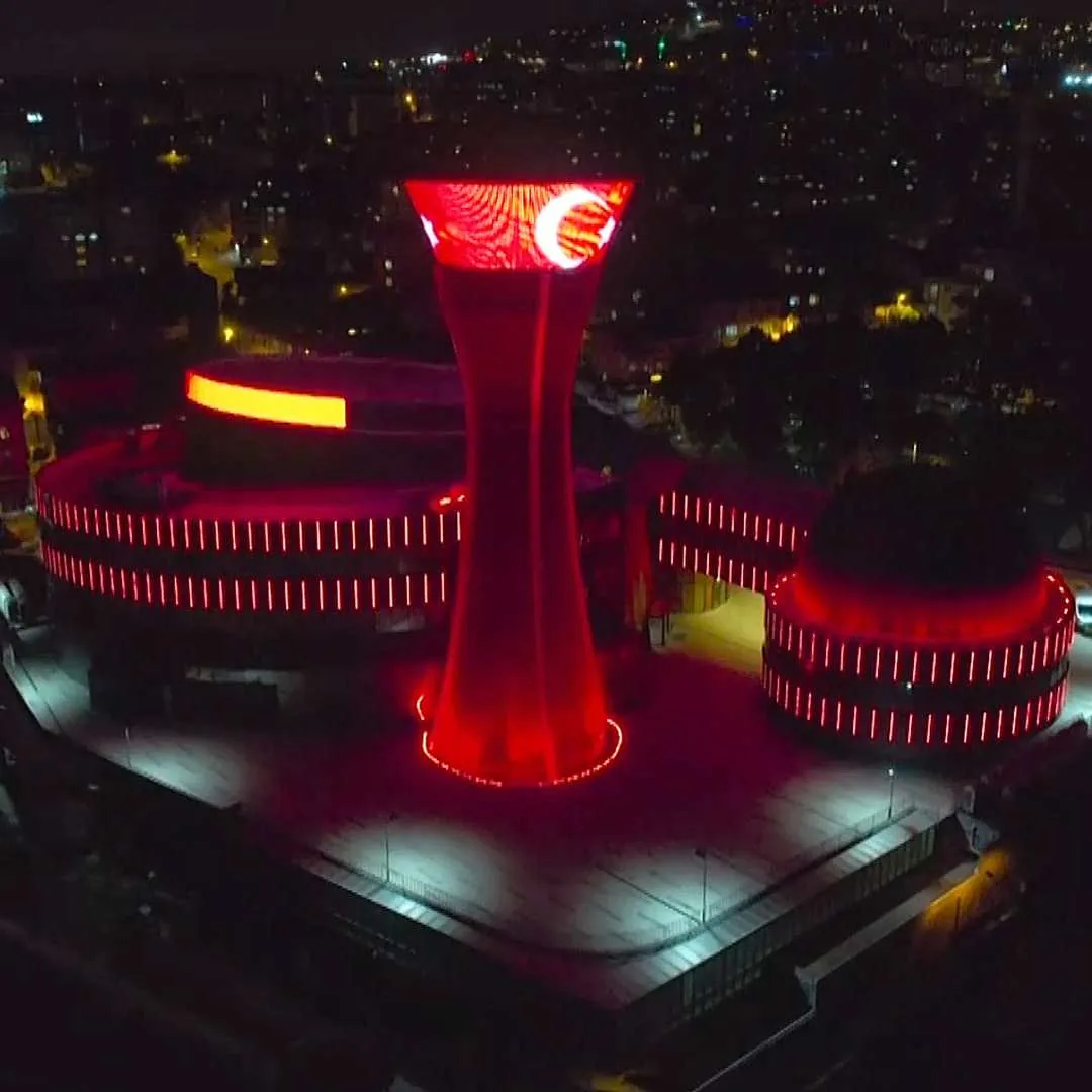 Üsküdar Bilim Merkezi mesh medya cephe LED uygulaması