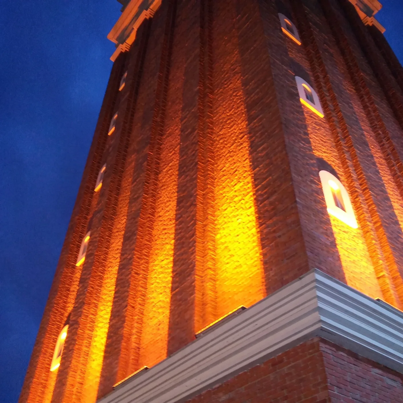 Venezia Mega Outlet kule cephesinde lineer LED ışık etkisi