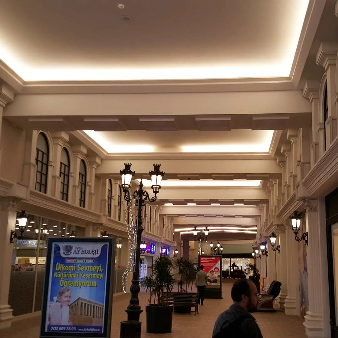 Venezia Mega Outlet geniş yüzey cephe aydınlatma gece görünümü