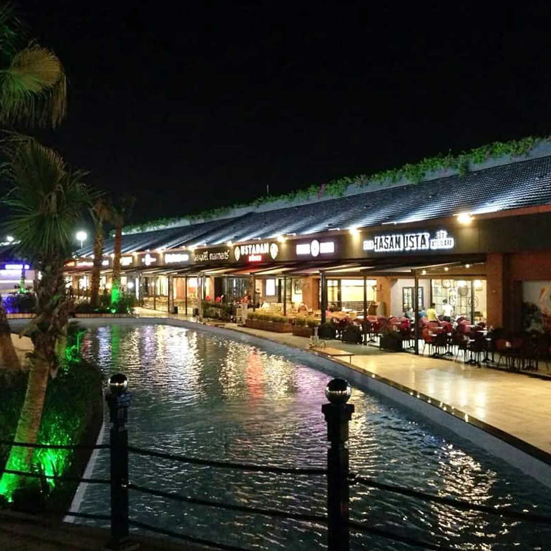 Viaport Marina ticari cephe animasyon ışık etkisi