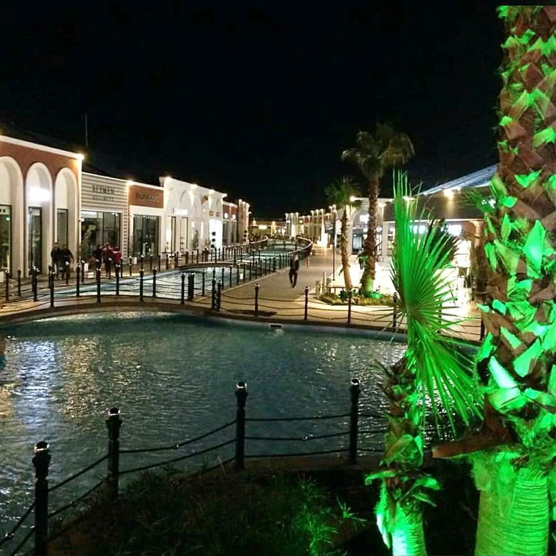 Viaport Marina ticari yapı cephe aydınlatma gece görünümü