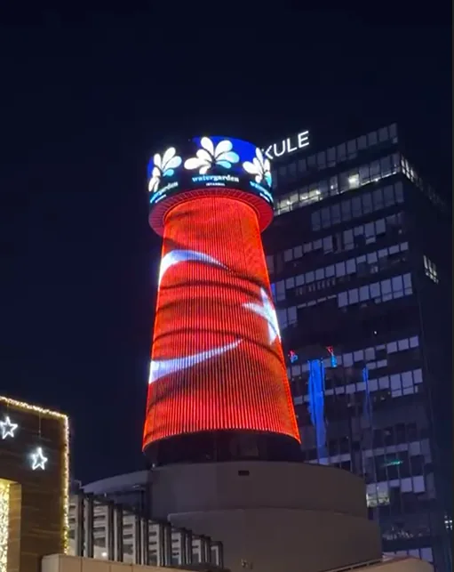 Water Garden Mall AVM cephesinde dijital ışık yüzeyi