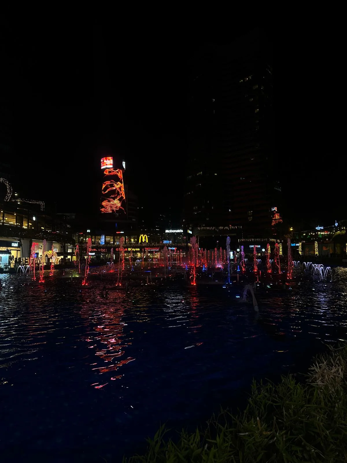 Water Garden Mall dış cephe LED aydınlatma gece görünümü
